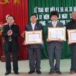 Đ/c Nguyễn Tất Thành -PBT – CT UBND huyện  trao huy hiệu Đảng cho các đảng viên ở xã Nhân Sơn.